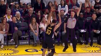 库里扑防威金斯被判打手犯规，首节出战仅6分钟领到2个犯规